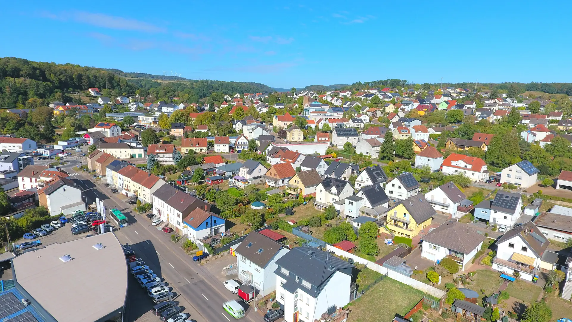 Luftaufnahme von Beckingen an der Saar mit Wohnhäusern und dem Hochwald im Hintergrund
