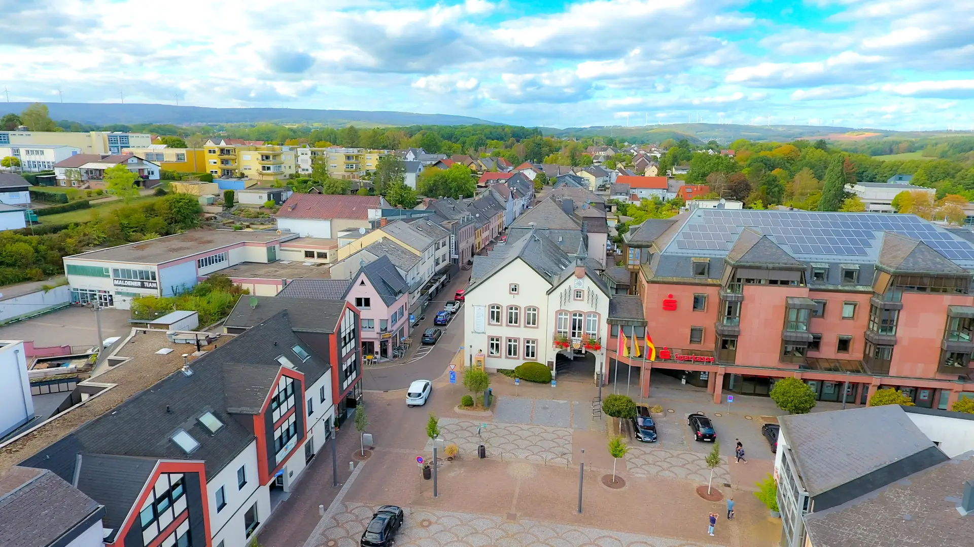Luftaufnahme vom Marktplatz in Wadern mit Rathaus und Innenstadt